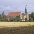 Schloss und Weizenfeld in der Nachmittagssonne